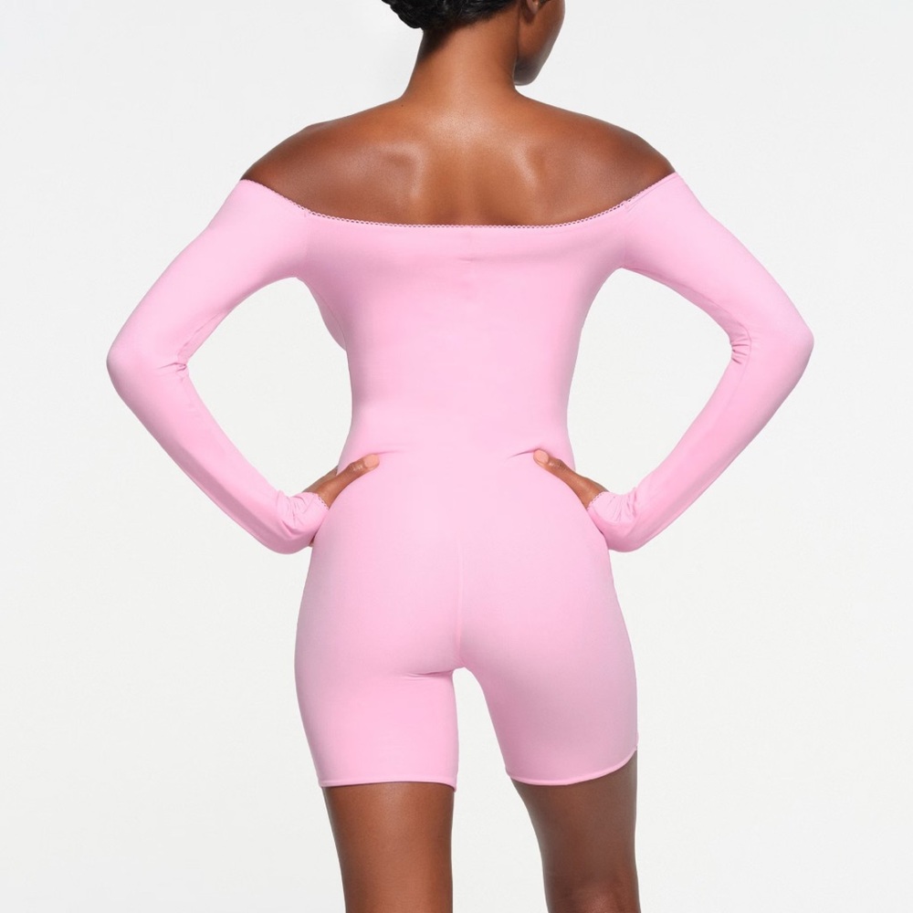 SKIMS Fits Everybody Picot Off-the-Shoulder Onesie — Bubblegum | Size M | NWT - Picture 3 of 6